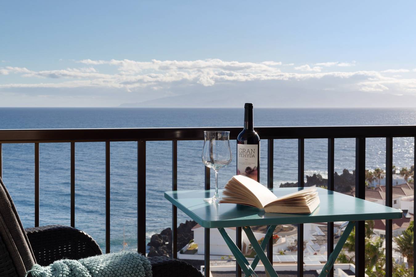 Entire apartment, Vacation 'Dorado Atardecer Beach Sand' with Sea View, Shared Pool and Wi-Fi in La Arena, Santiago del Teide