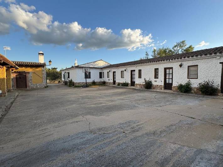 Chalet para 14 personas, con jacuzzi y jardín además de sauna y piscina en Benavente y Los Valles - 2