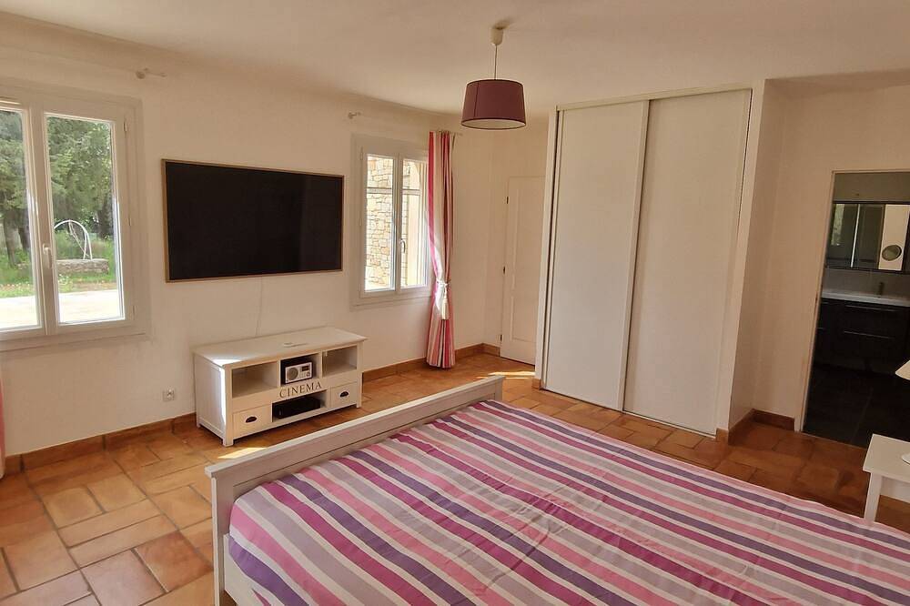 Belle et Grande Villa Avec Piscine au Calme in Cuers, Toulon Region