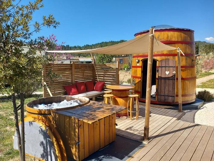 Location de vacances pour 4 personnes, avec jacuzzi et piscine ainsi que jardin et terrasse à Bize-Minervois