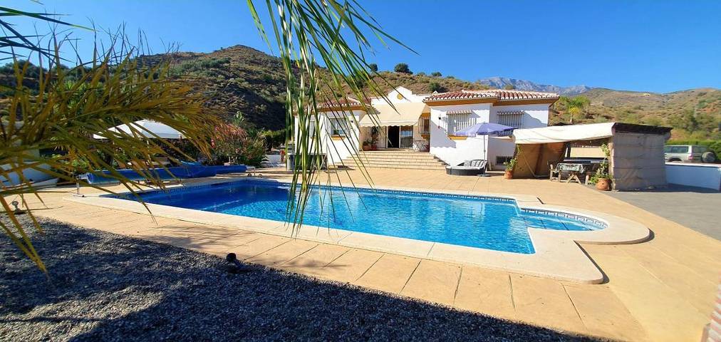 Villa pour 8 personnes, avec vue ainsi que jardin et piscine, adapté aux familles - 1