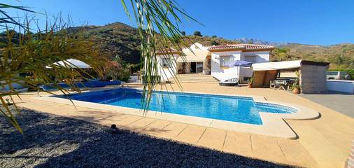 Casa rural para 8 personas, con piscina además de vistas y jardín, Familias con niños en Canillas de Aceituno