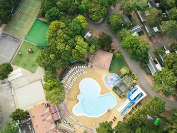 Camping pour 8 personnes, avec bassin pour enfant ainsi que piscine et terrasse à Saint-Brevin-les-Pins