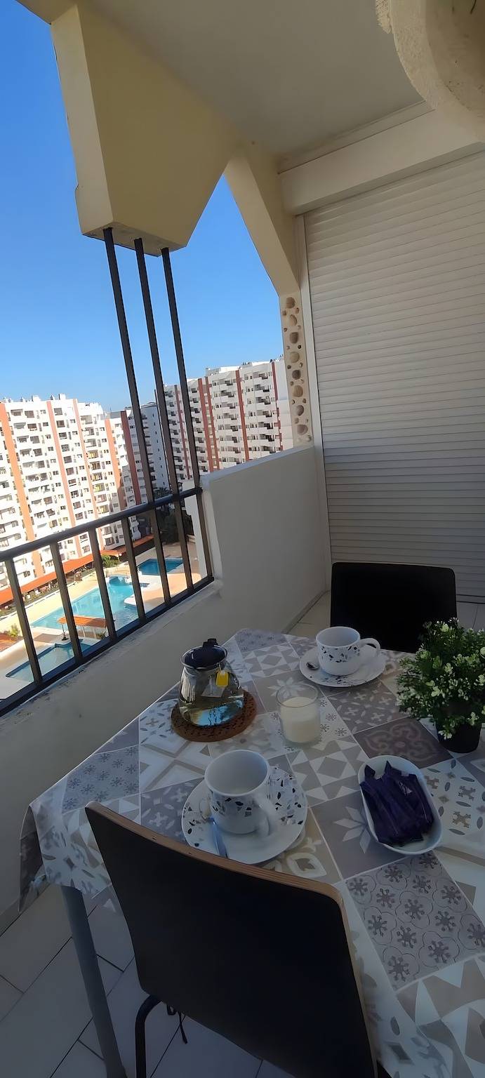 Ganze Wohnung, Ferienwohnung 'T2 Edificio Cruzeiro' mit privatem Pool, Wi-Fi und Klimaanlage in Praia da Rocha, Portimão