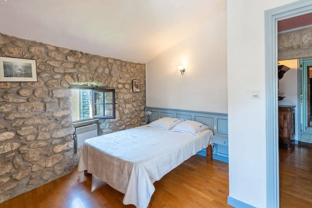 Old house full of character, very well restored, in Ruoms, pedestrianized in Ruoms, Ardèche