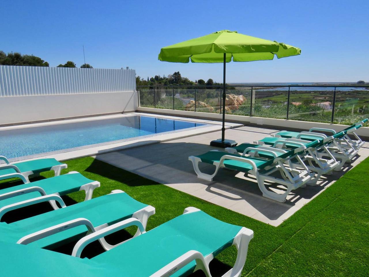 Villa Ria Alvor – Pool, Jacuzzi, Sauna and Panoramic Views in Mexilhoeira Grande, Faro District