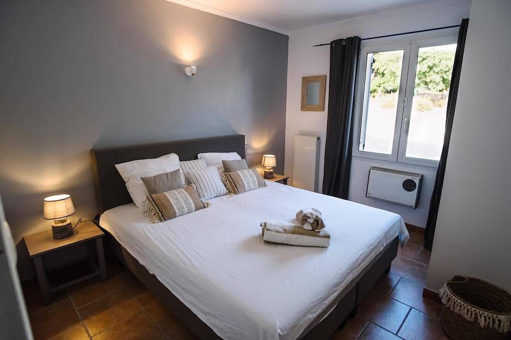 Superb vacation villa (fully renovated) in the heart of the Luberon in La Roque-sur-Pernes, Vaucluse