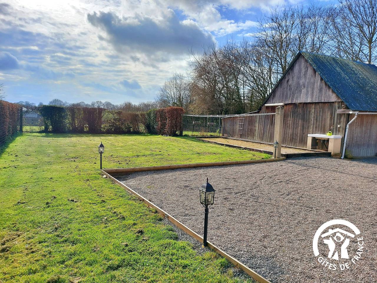 Lumineux gîte avec jardin clos, proche base de loisirs et Musée Tatin in Courbeveille, Mayenne