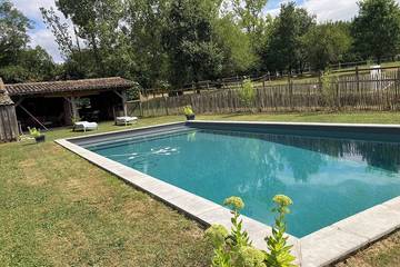 Gîte pour 8 personnes, avec jardin à Loupes