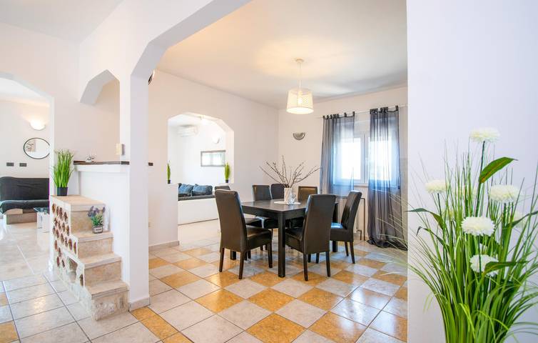 Reizende 1-Zimmer-Wohnung mit Pool, Terrasse und 400 m zum Strand in Brodarica, Šibenik-Knin