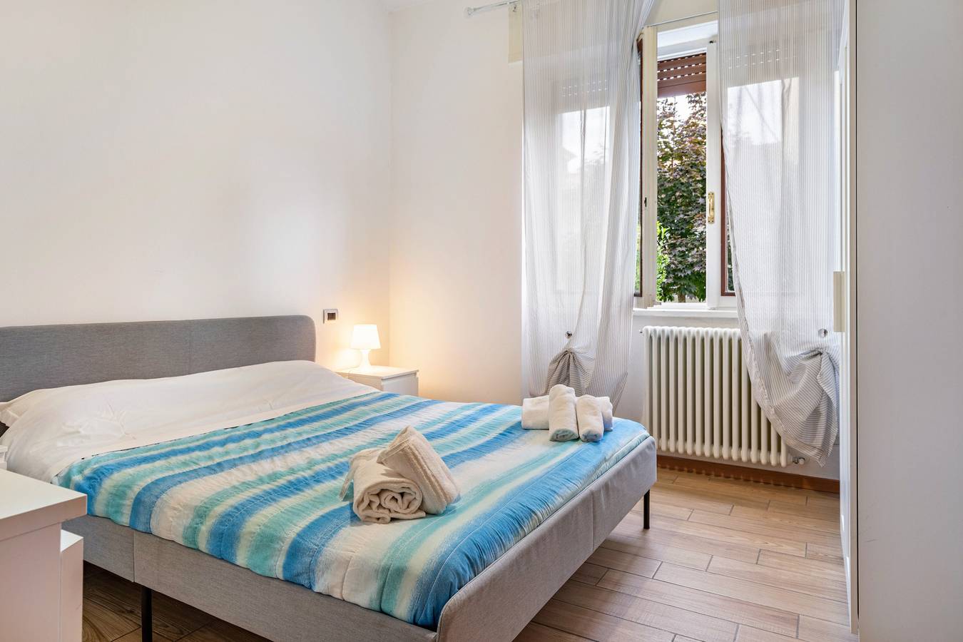 Entire studio, 'Civico22 - Camera 2' with Balcony, Wi-Fi and Air Conditioning in Peschiera del Garda, Garda Mountains