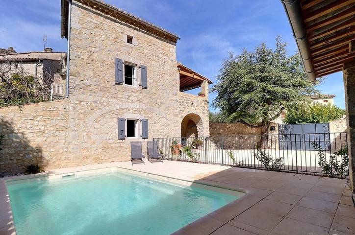 Location de vacances pour 6 personnes, avec terrasse et piscine, adapté aux familles à Saint-André-de-Cruzières