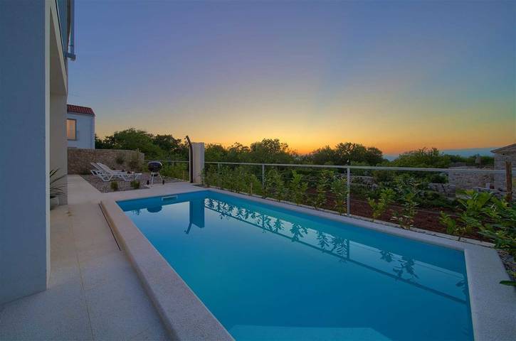 Villa Rossa with heated swimming pool in Hlapa, Krk