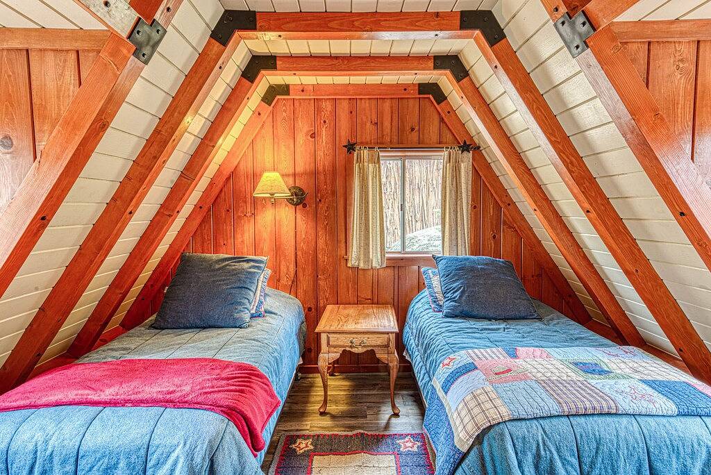 Baxter Mountain Cottage Video Tour Foto 3 Gericht Internet Große Terrasse in Ockenden, Shaver Lake