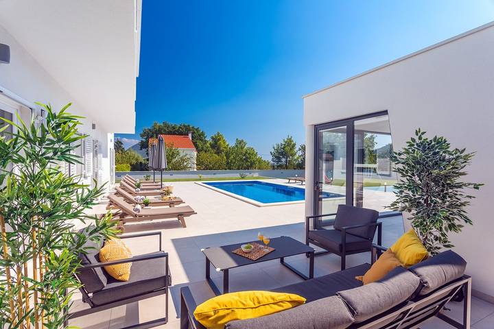 Villa Almic with heated pool, 5 bedrooms, Media room,multi-use playground court in Naklice, Omiš-Riviera