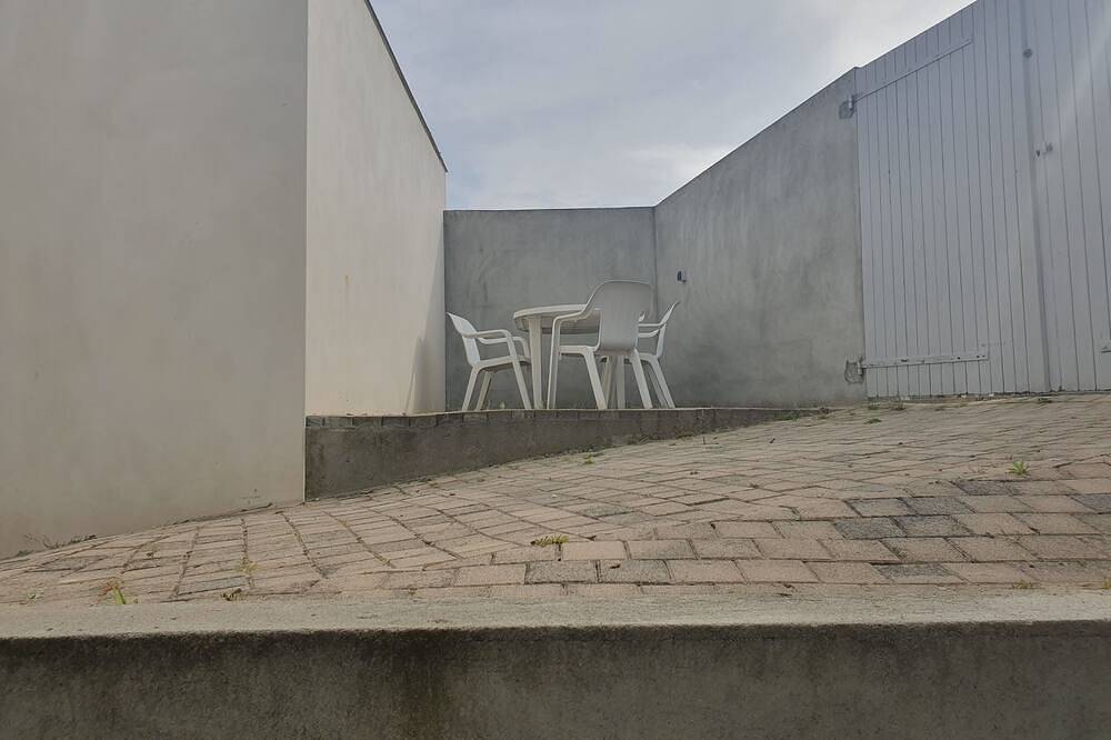 Entire apartment, Rental T1 30m2 with Terrace in Brem Sur Mer: 2km from the beach in Brem-sur-Mer, Loire Valley