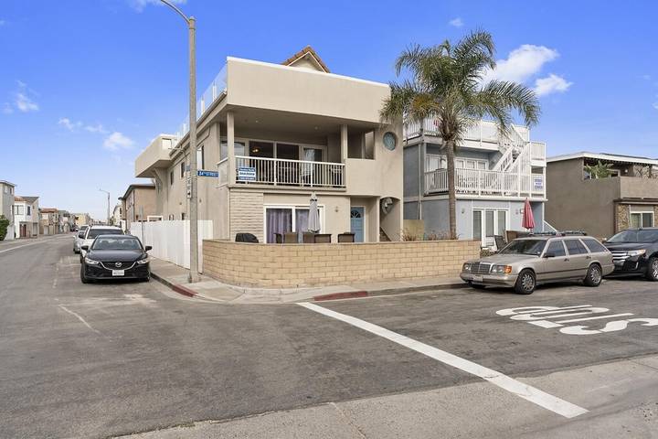 Vacation rental for 13 people, with balcony in Balboa Peninsula