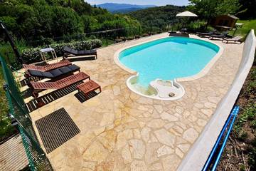 Gîte pour 4 personnes, avec piscine ainsi que balcon et jardin dans Office De Tourisme Des Monts De L Espinouse