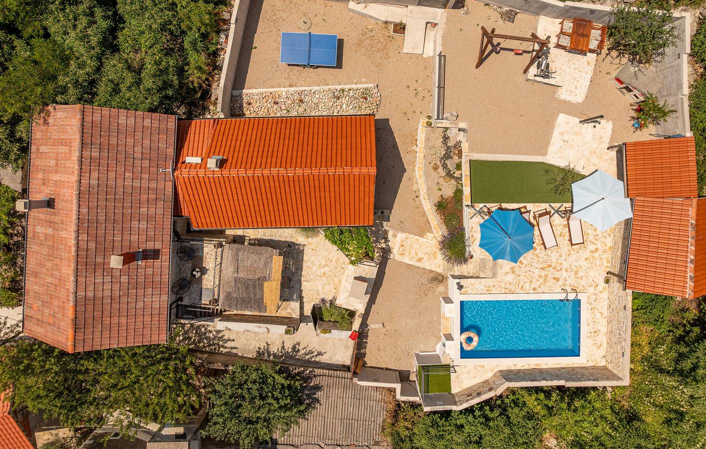 Geräumige 2-Zimmer-Wohnung mit Pool, WLAN und Terrasse in Grad Benkovac, Zadar