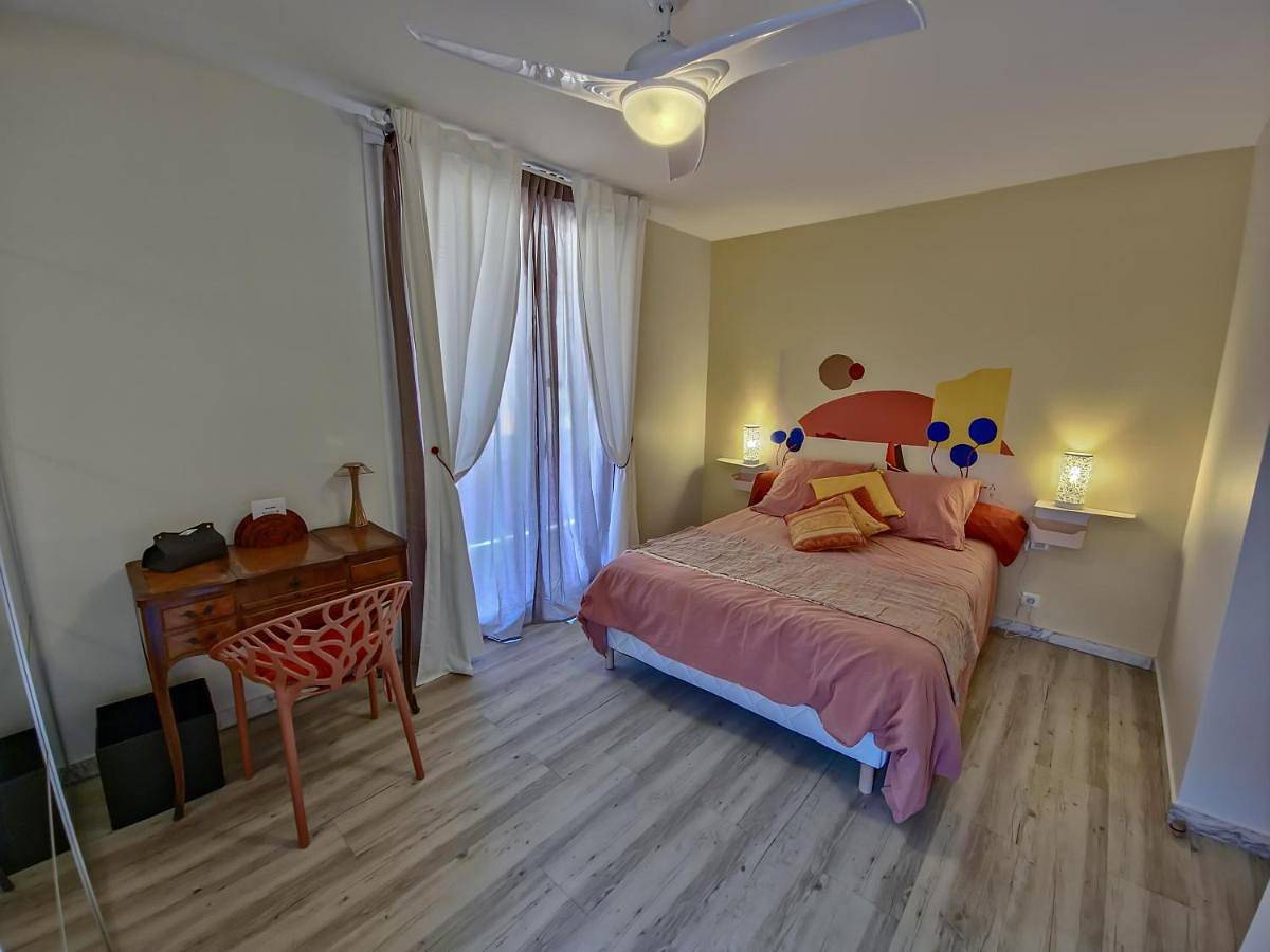 Appartement entier, L'Heure Sud T3 T3 clim avec garage au centre-ville in Hyeres, Parc national de Port-Cros