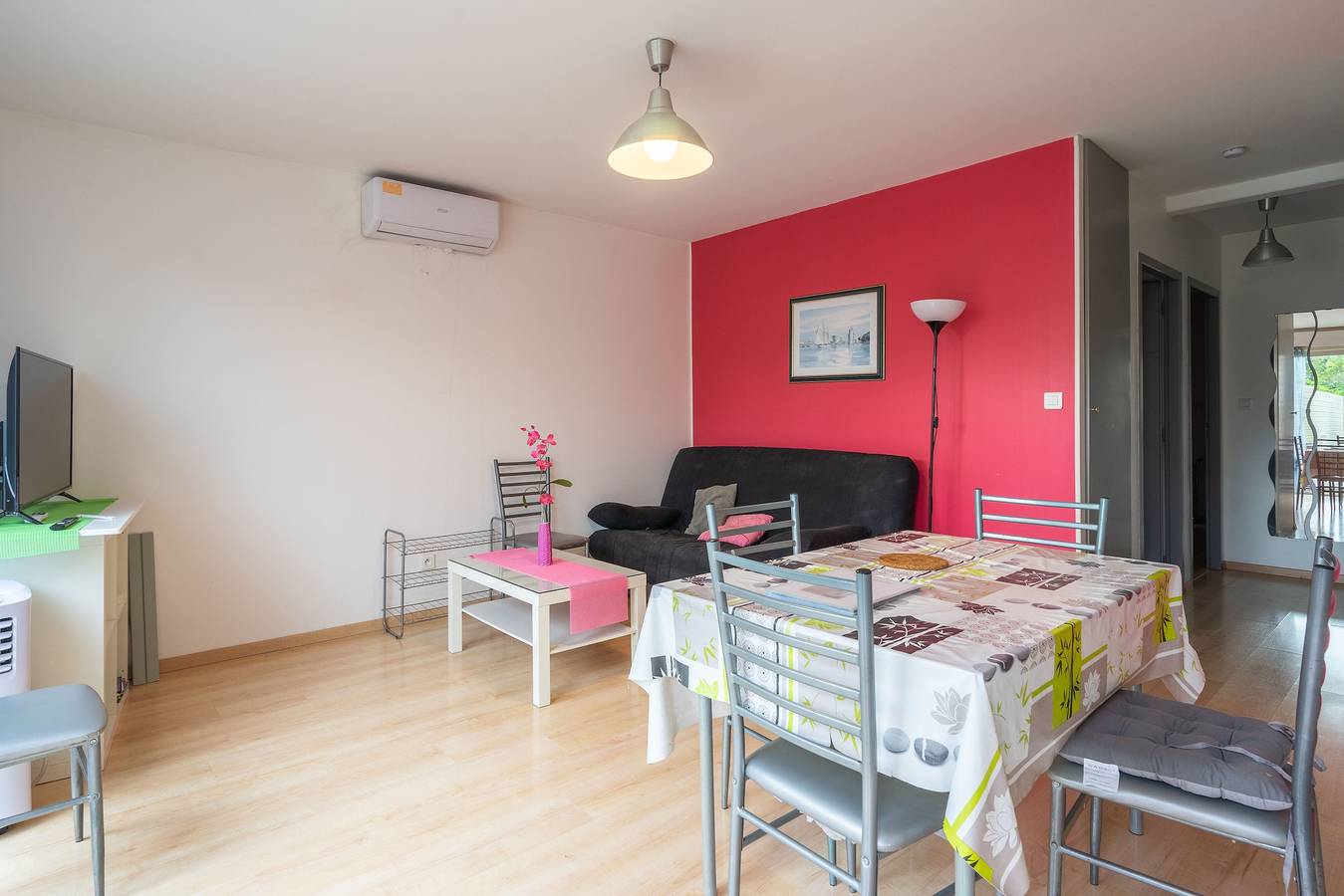 Apartamento entero, Apartamento 'Le Clos Du Champ De L'Amour - La Rochelle' con piscina privada, Wi-Fi y aire acondicionado in Saint-Simon-de-Bordes, Región de Jonzac