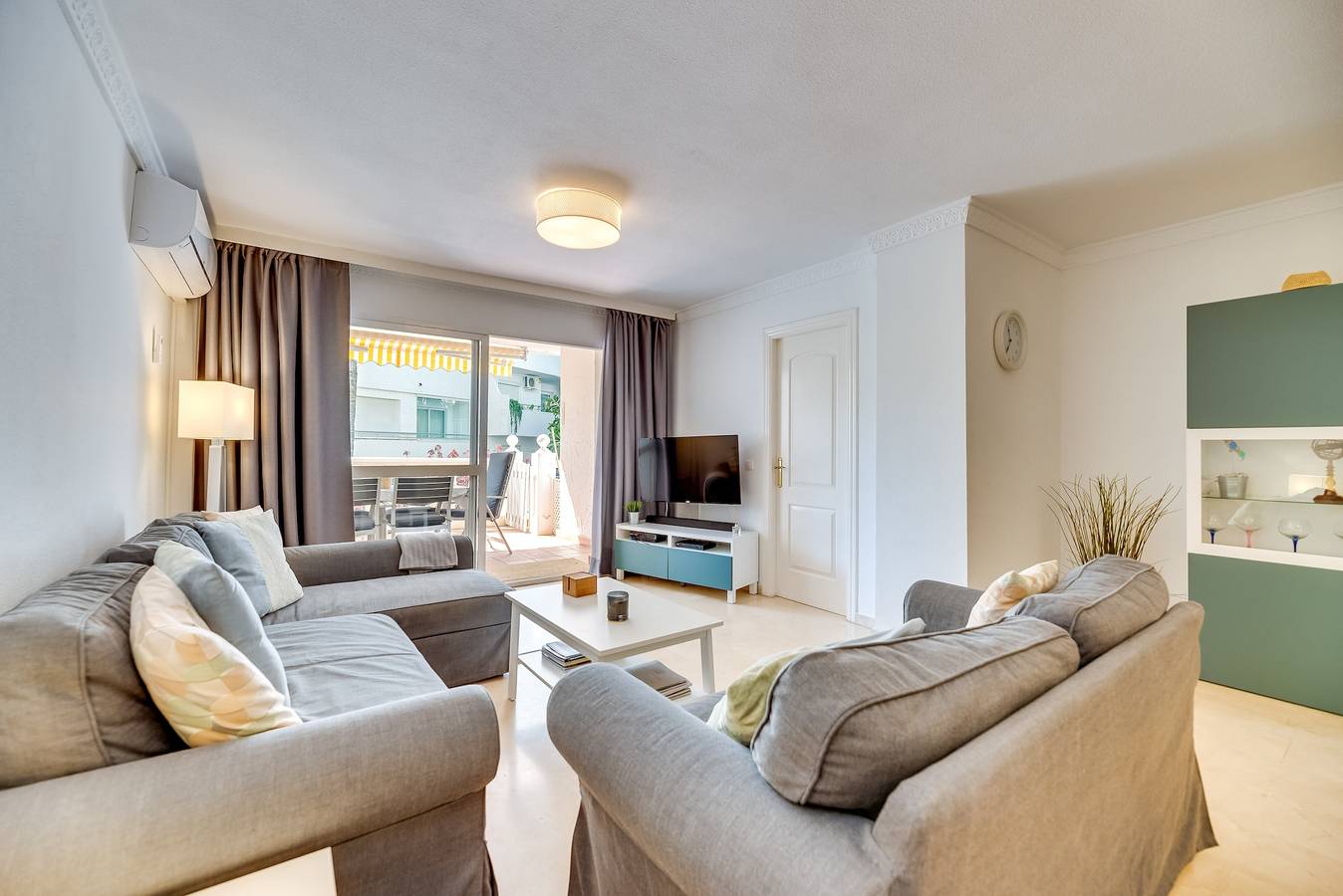 Apartamento entero, Apartamento "Ground floor Marbella on the beach" con piscina, jardín y Wi-Fi in Marbella Este, Marbella