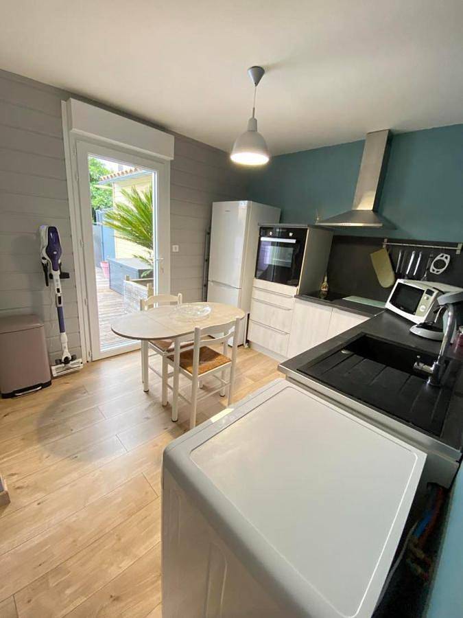 Location de vacances pour 2 personnes, avec piscine ainsi que vue et jardin à Sainte-Soulle