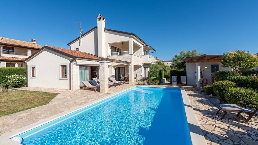 Villa pour 8 personnes, avec Balcon/Terrasse ainsi que Jardin et Piscine à Barat