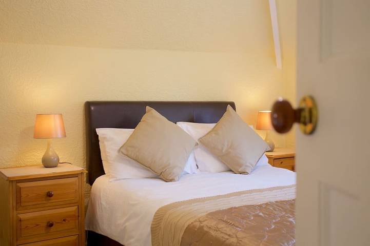 Prime seaside location, wonderful private gardens and stunning sea views in Carbis Bay, Cornouailles