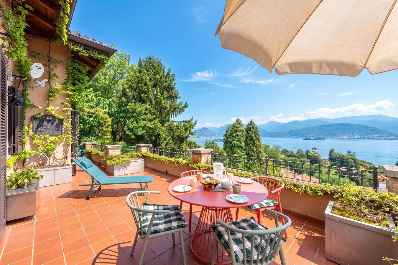 Il Dipinto Sul Lago Stresa Center: Terrace and Garden in Stresa, Comune di Stresa
