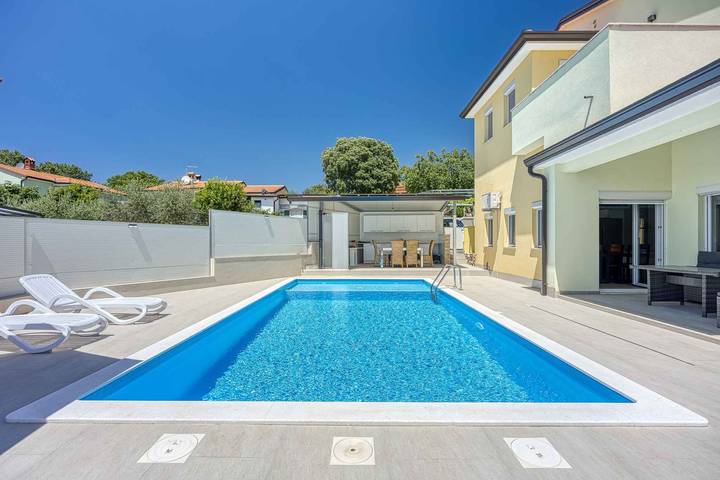 Villa für 9 Personen in Kaštel (Plovanija)