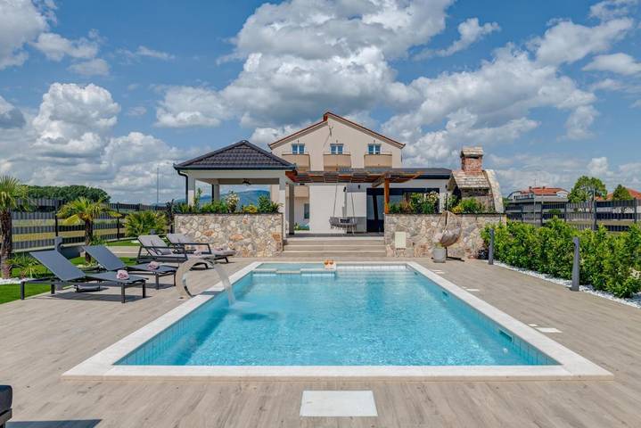 Ferienhaus für 10 Personen, mit Balkon und Terrasse sowie Garten und Pool