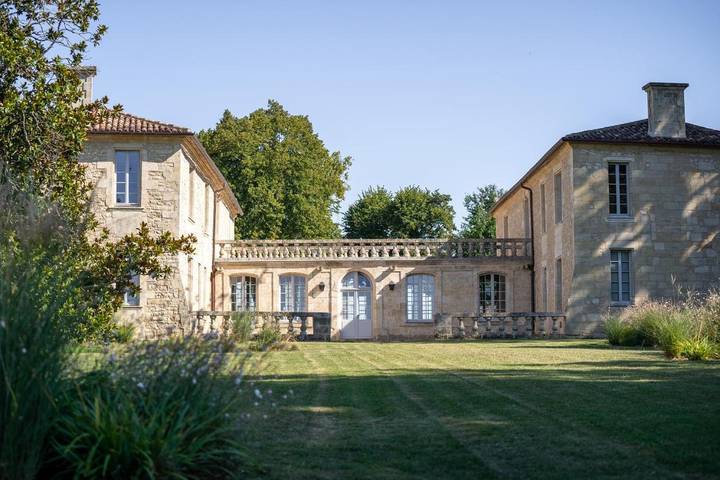 Location de vacances pour 2 personnes, avec Terrasse ainsi que Jardin et Vue à Saint-Hippolyte (Gironde)