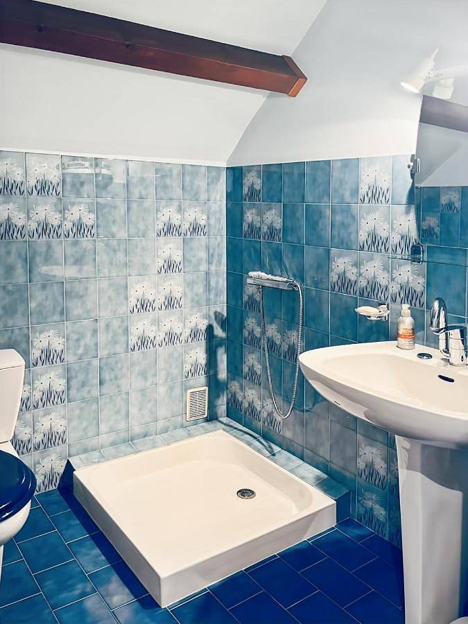 Four-Bedroom House in Lacapelle-Viescamp, Région d'Aurillac
