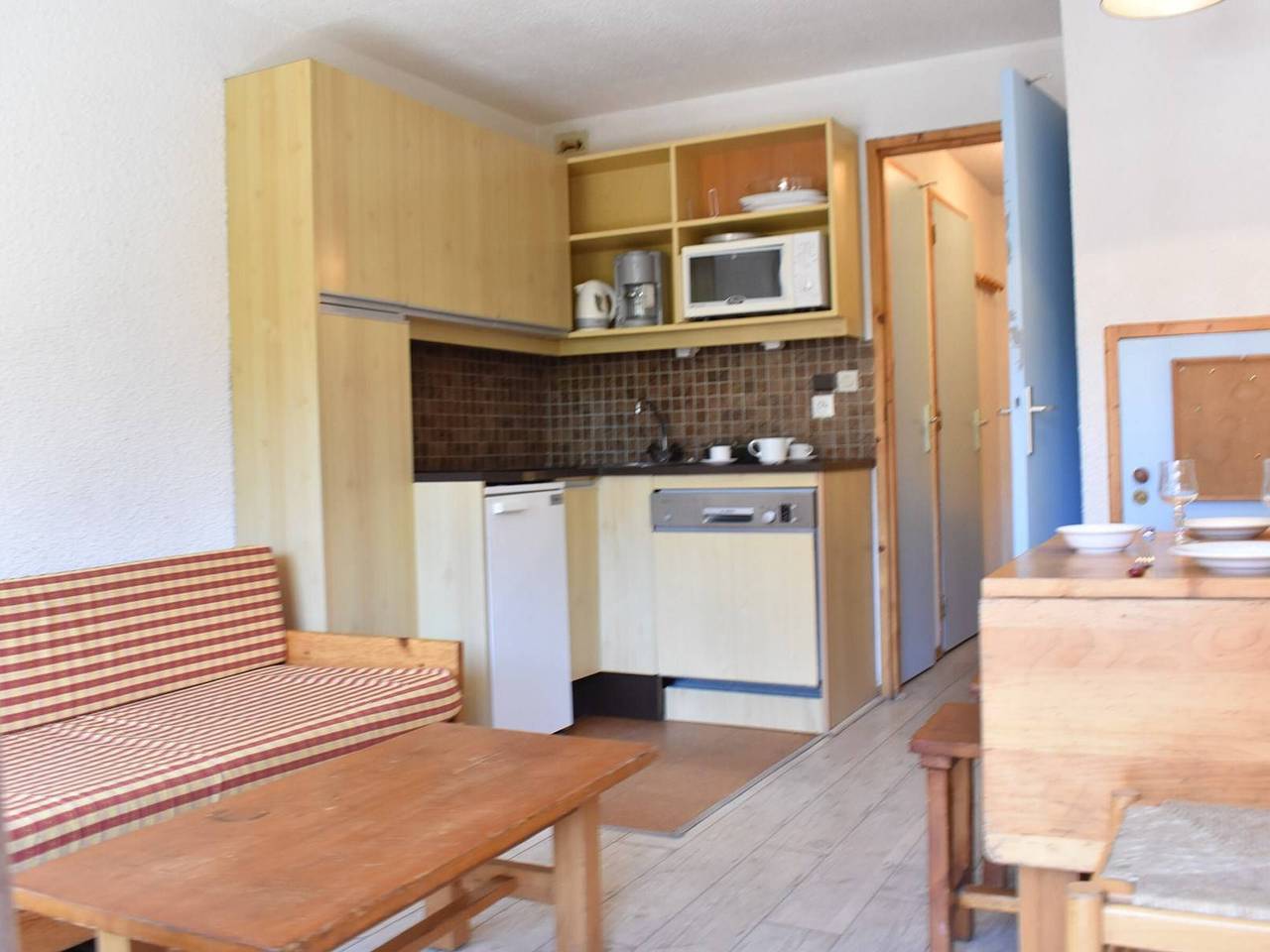 Entire apartment, Cozy 2-Room Apartment for 4, Near Slopes and Shops, Free Shuttle, Meribel in Les Allues, Les Trois Vallées