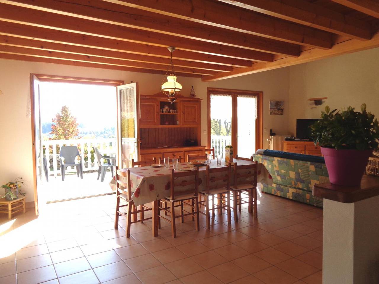 Gîte traditionnel avec terrasse et animaux acceptés in La Tuilière, Région de Roanne