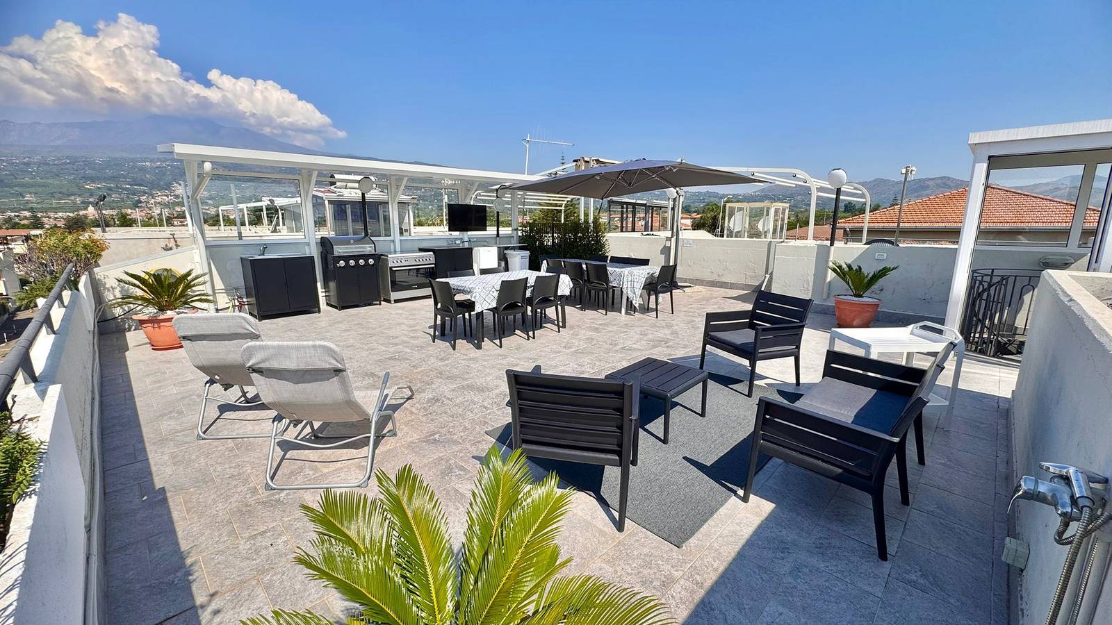 Apartamento entero, Apartamento 'La Dolce Vita - Panoramico' con vistas al mar, Wi-Fi y aire acondicionado in Fondachello, Provincia de Catania