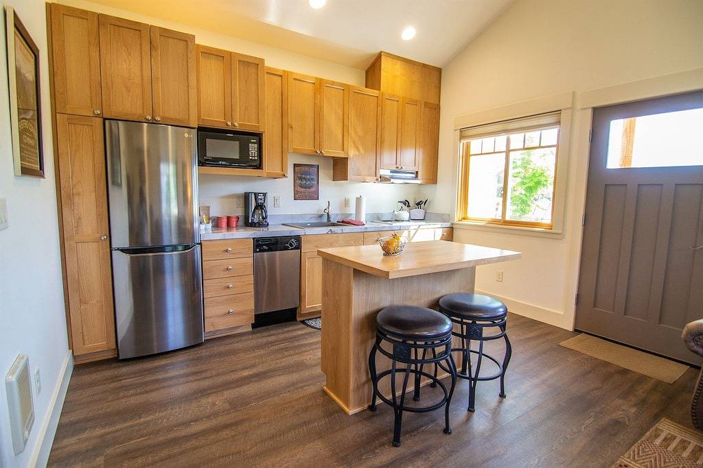 Ganze Wohnung, Neu gelistet und gebaut, nur 1 Block in die Stadt, Blick auf die Berge, tierfreundlich, wow! in Sisters, Black Butte Ranch