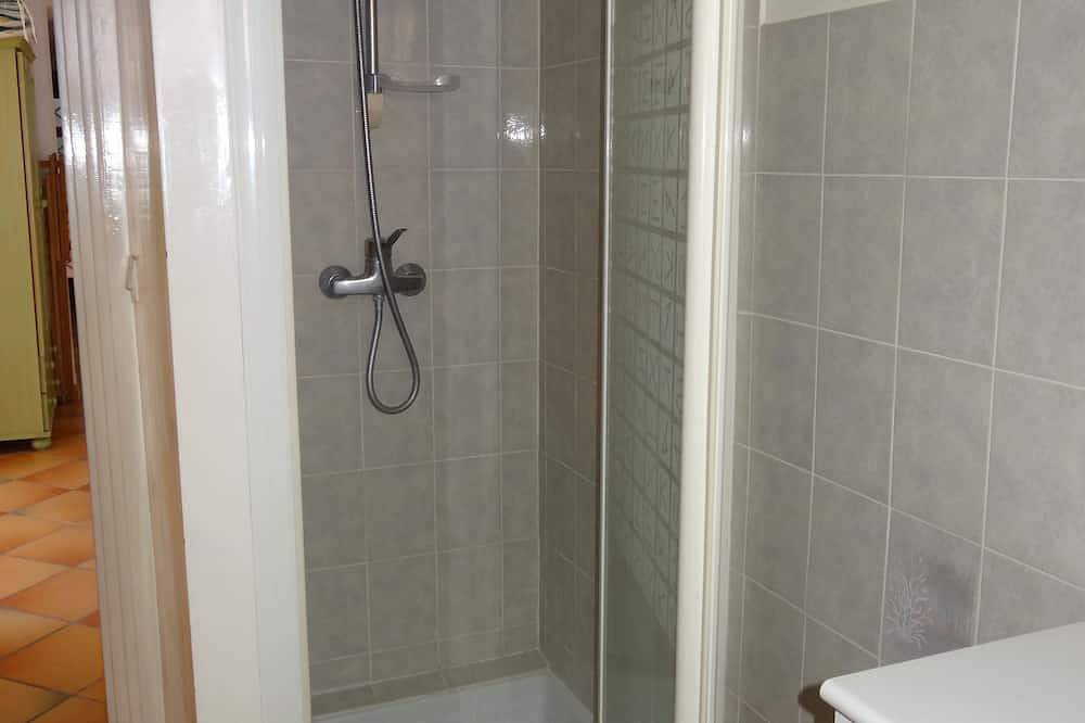 Apartment T3, 2 bedrooms for 4 people in villa 150 meters from the sea in Sanary-sur-Mer, Côte méditerranéenne (France)