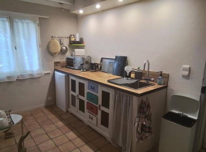 Maison d’hôte pour 3 personnes, avec vue ainsi que jardin et piscine, animaux acceptés à Banne - 2