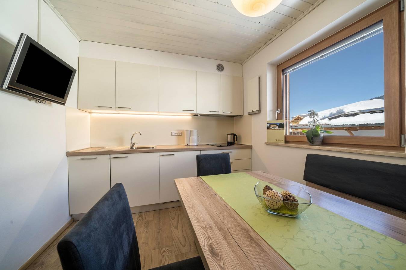Ganze Wohnung, Ferienwohnung "Mittager" in der Nähe des Skigebiets mit Waldblick, Balkon und Gemeinschaftsgarten in Falzeben, Hafling