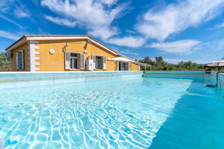 Villa per 7 persone, con Balcone e Giardino a Floridia