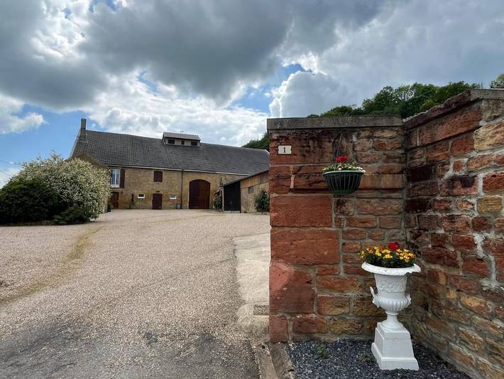 Location de vacances pour 13 personnes, avec terrasse à Montmédy