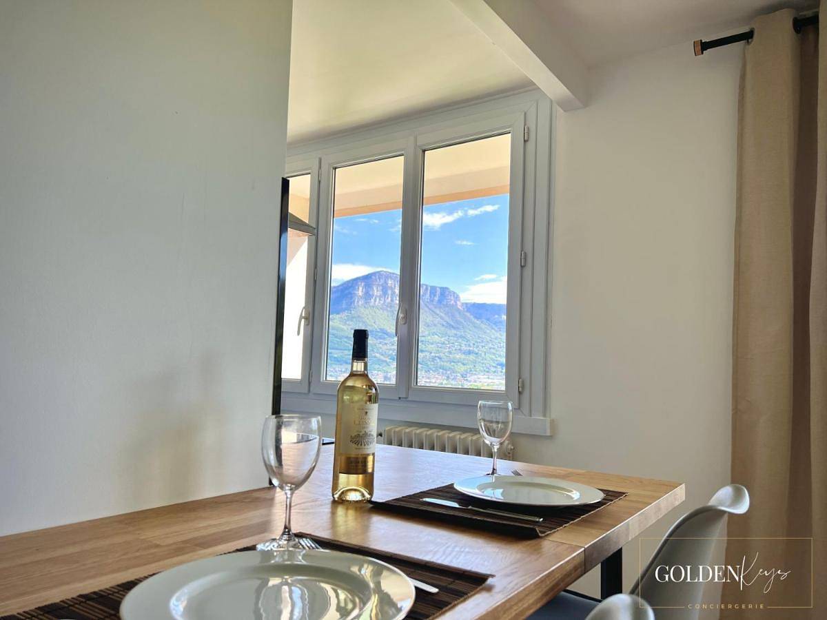 Appartement entier, Studio with Mountain View in Chambéry, Région de Chambéry