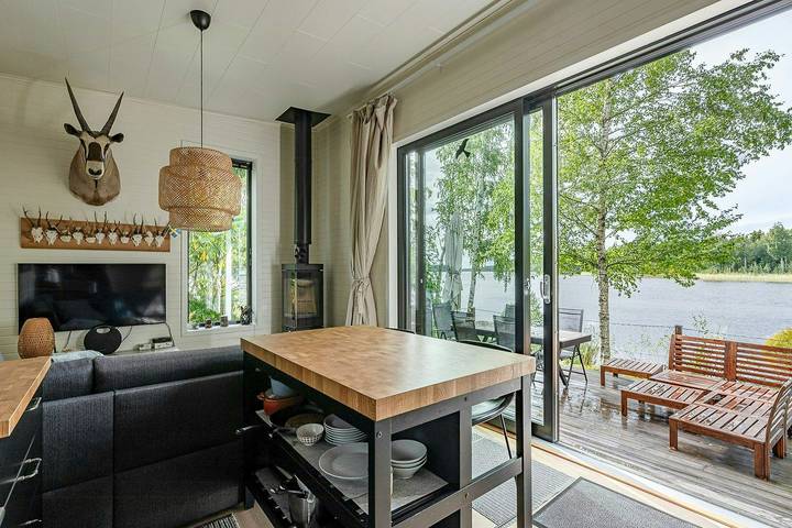 Cottage with lake view and boating on Lake Storsjön in Gästrikland