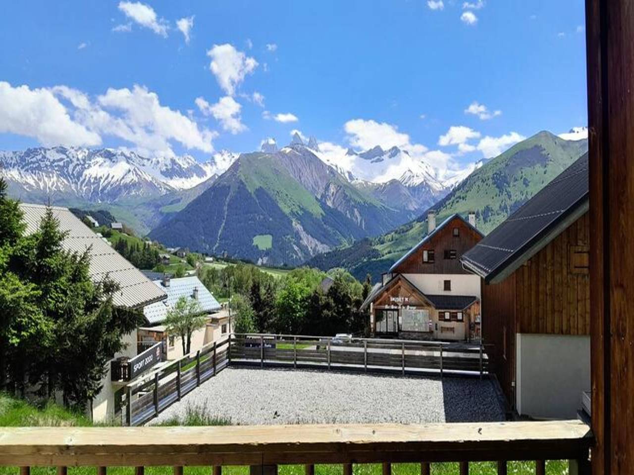 Apartamento entero, Apartamento en La Chal, cerca de las pistas de esquí in Saint-Jean-d'Arves, Región de Saint-Jean-de-Maurienne