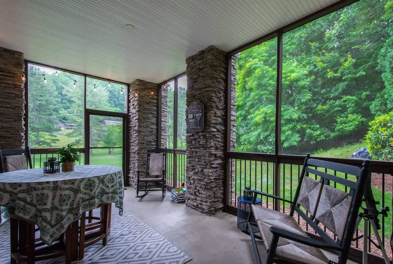 Ganze Wohnung, Scenic 2Br Condo w Porch Pool Near Slope Trails in Blue Ridge Parkway, Maggie Valley