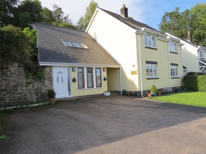Holiday letting for 2 people, with Terrace and Garden as well as View in Totnes