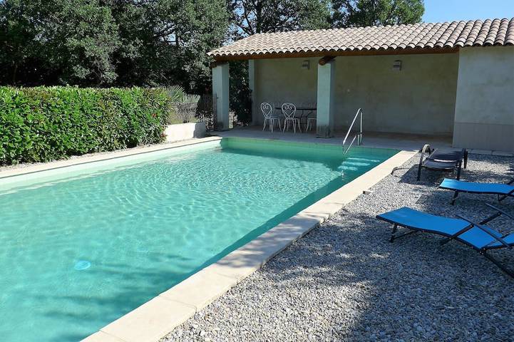 Location de vacances pour 4 personnes, avec terrasse ainsi que piscine et jardin à Les Pilles