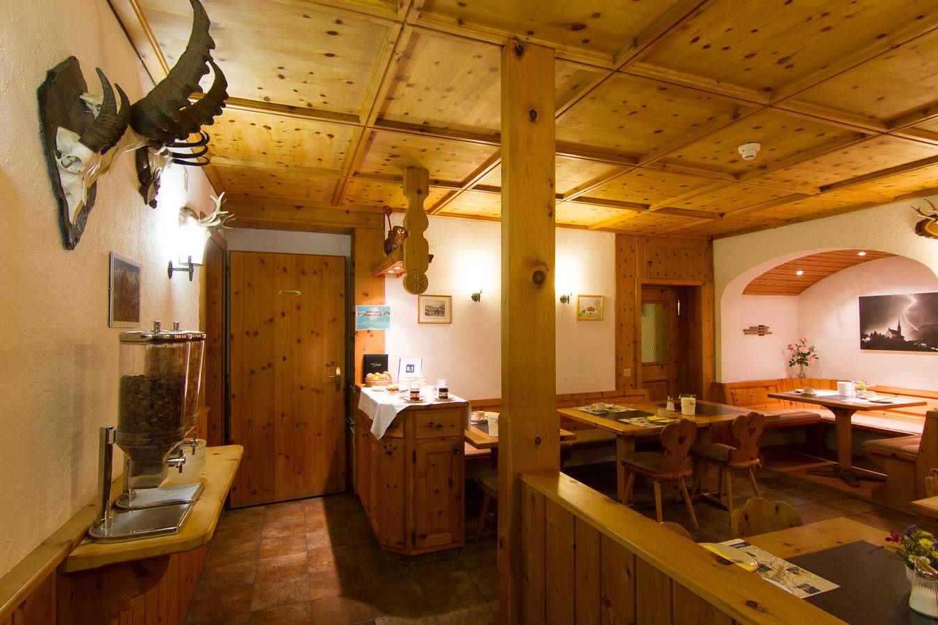 Hotel Garni Alpenrose Grusaida - Doppelzimmer mit Dusche/Wc in Scuol, Unterengadin